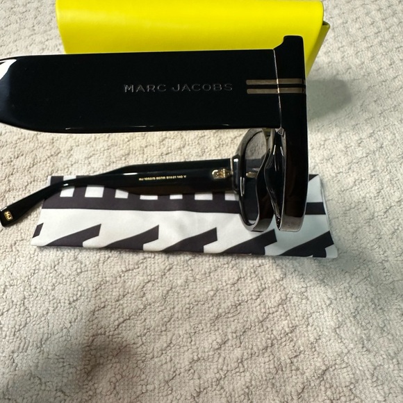 Marc Jacobs Black Sunglasses with Bold Design - Picture 7 of 8